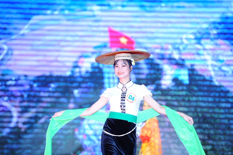 Độc đáo cuộc thi hoa khôi hội tụ trang phục truyền thống các dân tộc thiểu số - 10 Độc đáo cuộc thi hoa khôi hội tụ trang phục truyền thống các dân tộc thiểu số - 10