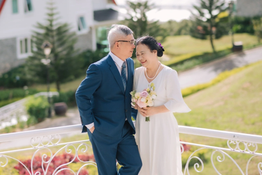 Bộ ảnh cưới "trễ" 45 năm của đôi vợ chồng U70 gây sốt