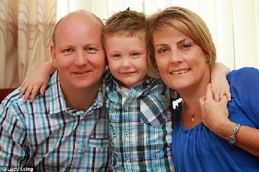 Gặp cậu bé có cử động “hai tay như một”