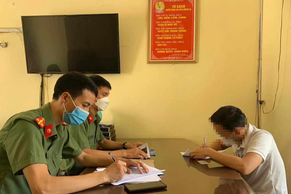 Mặc trang phục công an chụp ảnh đăng TikTok khoe đi bar - 2 Mặc trang phục công an chụp ảnh đăng TikTok khoe đi bar - 2