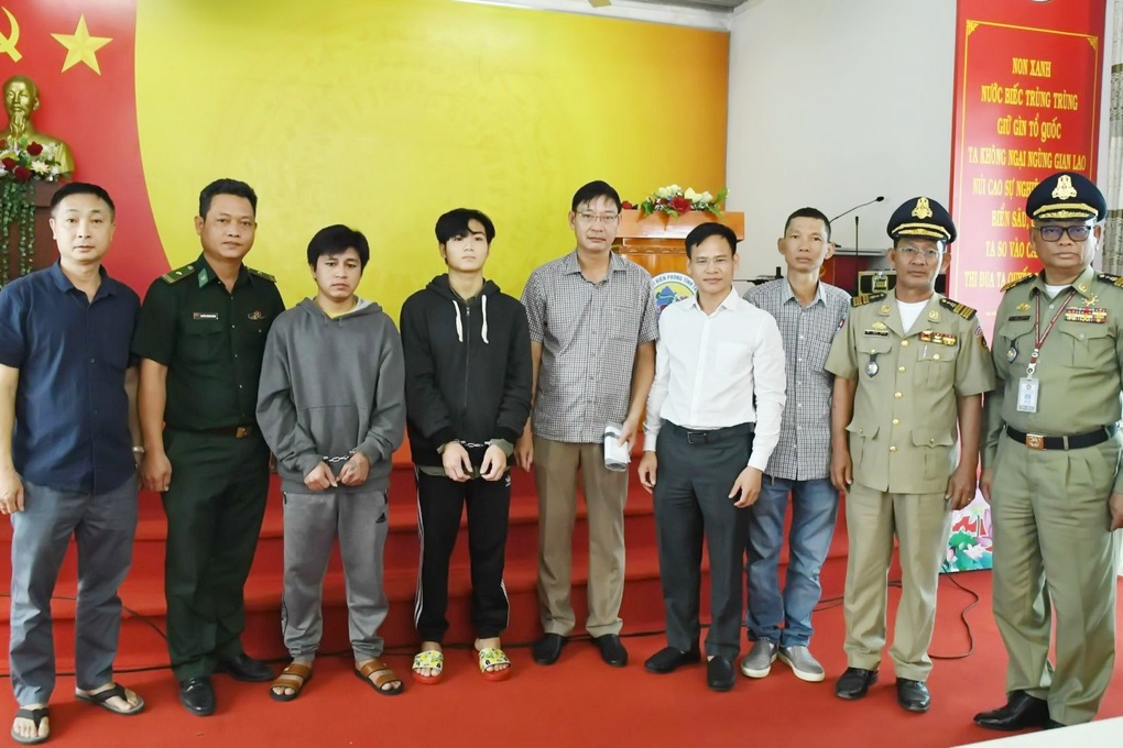 Tiếp nhận 6 công dân từ Campuchia, phát hiện 2 người bị truy nã - 1 Tiếp nhận 6 công dân từ Campuchia, phát hiện 2 người bị truy nã - 1