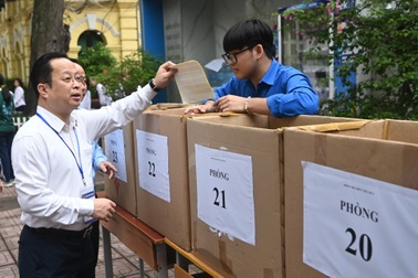 Giám đốc Sở Giáo dục nắm tay thí sinh động viên trước giờ làm bài