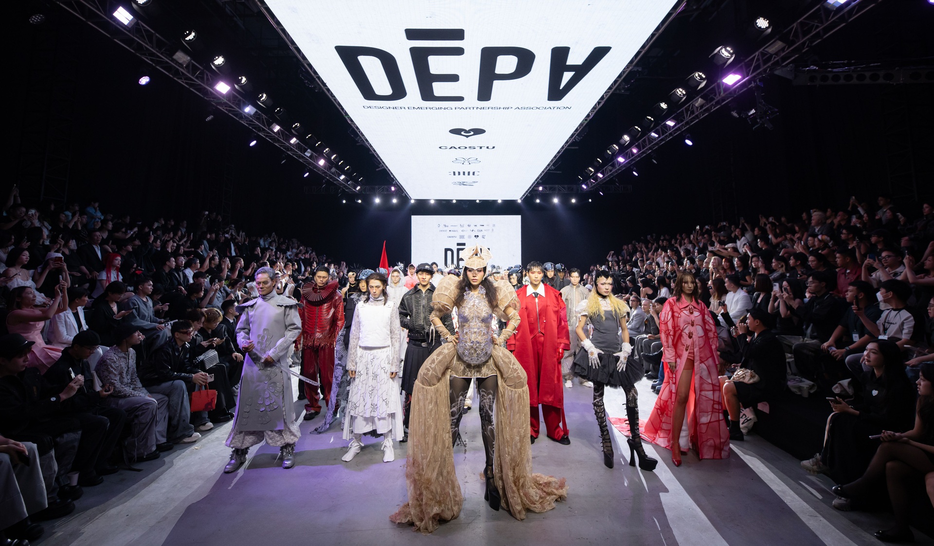 Minh Tú diện đồ ấn tượng, Tóc Tiên gợi cảm đọ dáng cùng dàn “Chị đẹp” - 1 Minh Tú diện đồ ấn tượng, Tóc Tiên gợi cảm đọ dáng cùng dàn “Chị đẹp” - 1