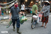 Ghé chợ "nhà giàu" Hà Nội: Tiểu thương đi chợ hộ người dân