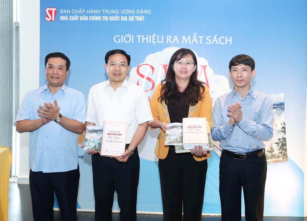 Ra mắt sách Sa Pa giữa trời mây trắng trên đỉnh Fansipan - 3 Ra mắt sách Sa Pa giữa trời mây trắng trên đỉnh Fansipan - 3
