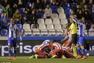 Đội trưởng Atletico Madrid được khen ngợi vì cứu sống Torres