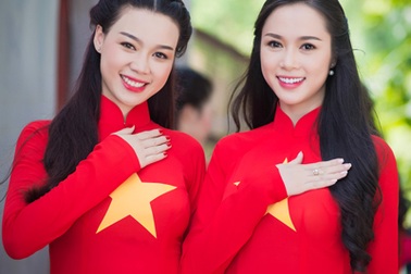 Mỹ nhân Việt nổi bật với áo màu cờ đỏ sao vàng hát "Quốc ca"