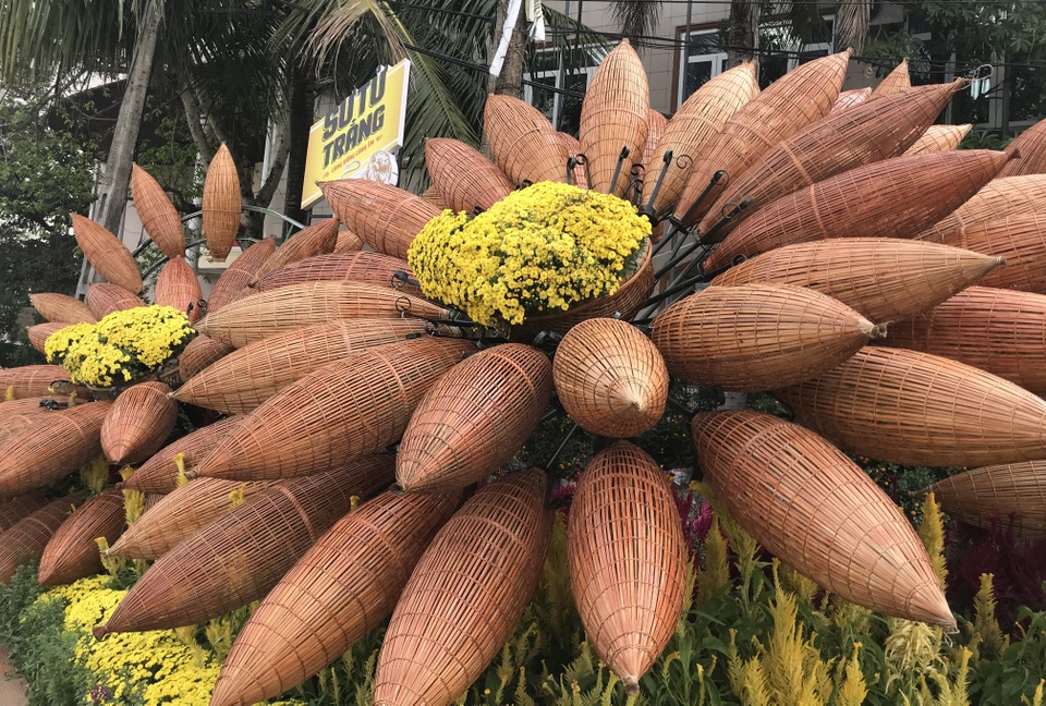 Ấn tượng những đường hoa rực rỡ sắc màu đón Tết ở thành Vinh  - 10