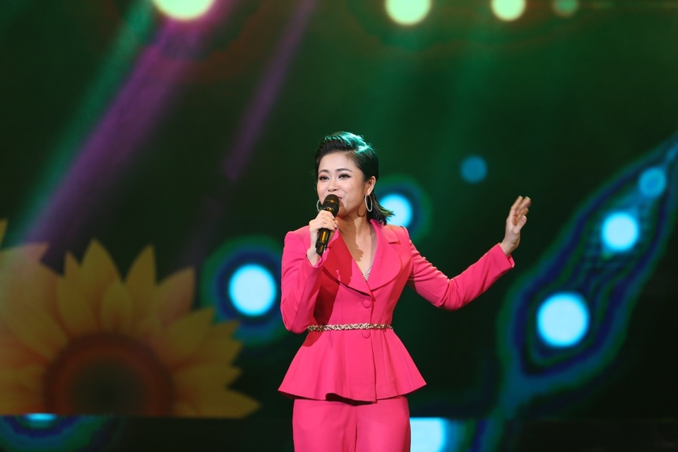 Sắc xuân vui tươi trong chương trình nghệ thuật Vững bước dưới cờ Đảng - 2 Sắc xuân vui tươi trong chương trình nghệ thuật Vững bước dưới cờ Đảng - 2