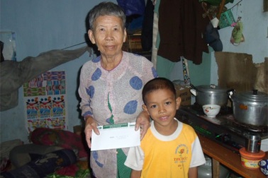 Cháu bé lượm ve chai nhận quà bạn đọc