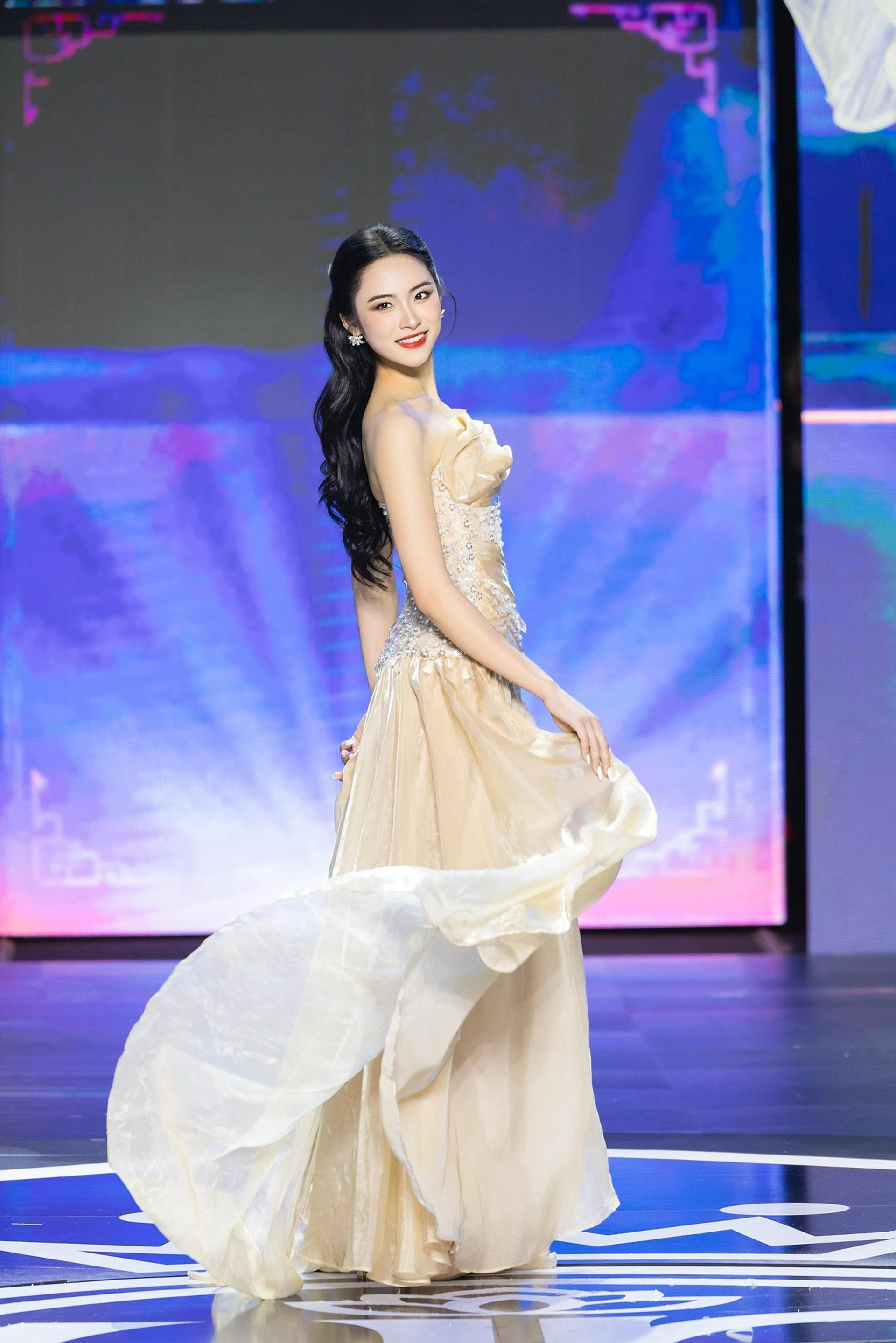 Á hậu Vân Nhi: Mỹ nhân mặt mộc, ngoại hình gây sốt chung kết hoa hậu - 3 Á hậu Vân Nhi: Mỹ nhân mặt mộc, ngoại hình gây sốt chung kết hoa hậu - 3