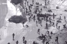 Hàng trăm xe đạp ngã lăn lóc trong cuộc đua vừa đáng sợ, vừa kì thú