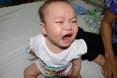 Tiếng khóc xé lòng của bé 9 tháng tuổi bị ung thư máu cấp