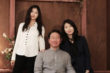 Tiểu thư tài phiệt đi làm gia sư, phục vụ nhà hàng để tự nuôi thân