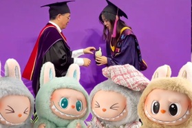 Tranh cãi việc sinh viên, nghiên cứu sinh mang Labubu lên nhận bằng
