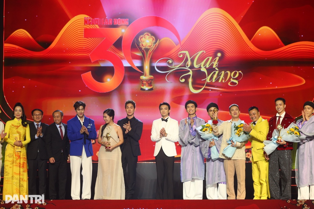 Anh trai chông gai - Anh trai say hi đồng giải ở Mai Vàng, fan tranh cãi - 5 Anh trai chông gai - Anh trai say hi đồng giải ở Mai Vàng, fan tranh cãi - 5