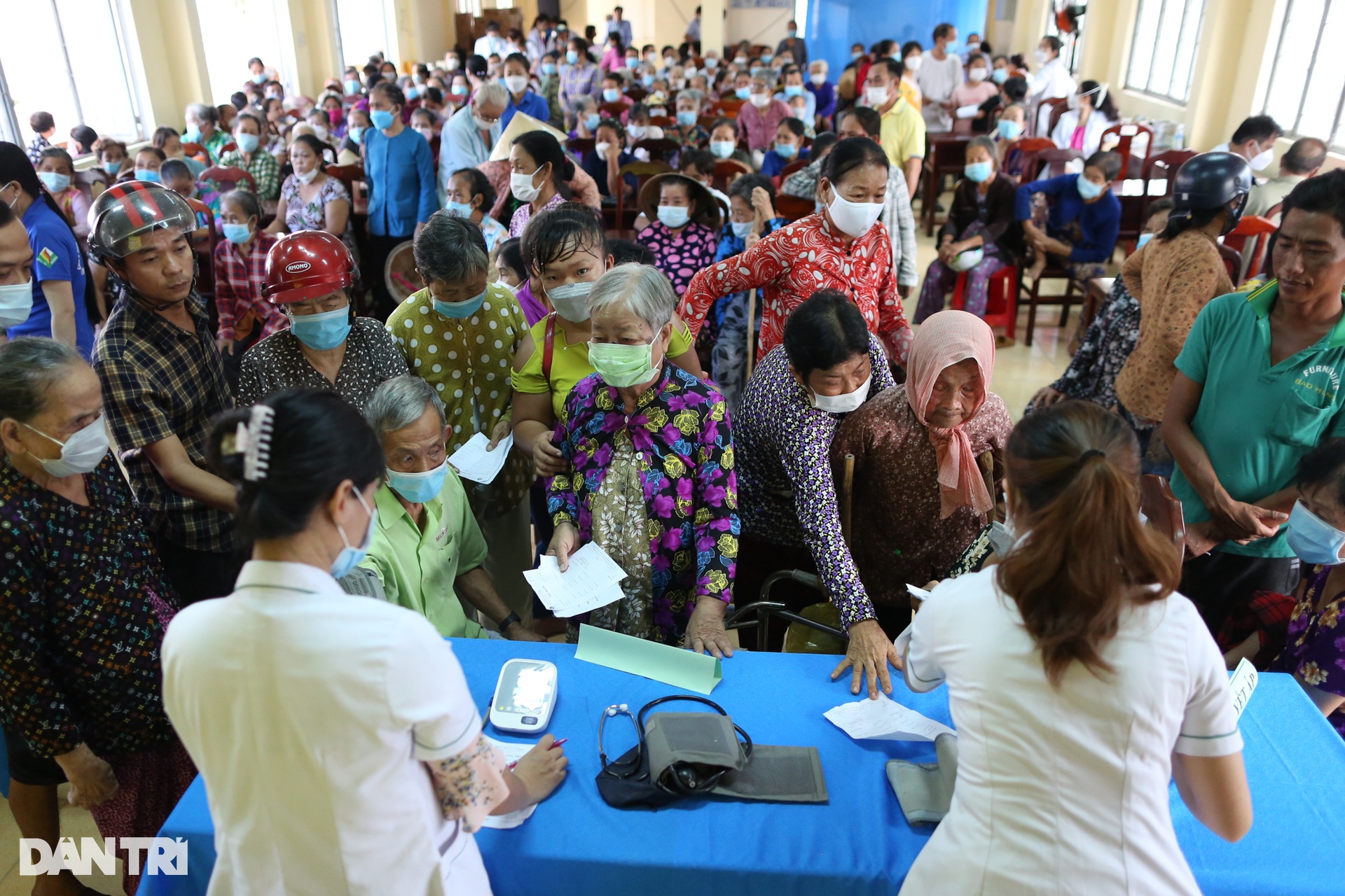 Người dân Trà Vinh được khám bệnh miễn phí, nhận học bổng từ báo Dân trí - 2 Người dân Trà Vinh được khám bệnh miễn phí, nhận học bổng từ báo Dân trí - 2