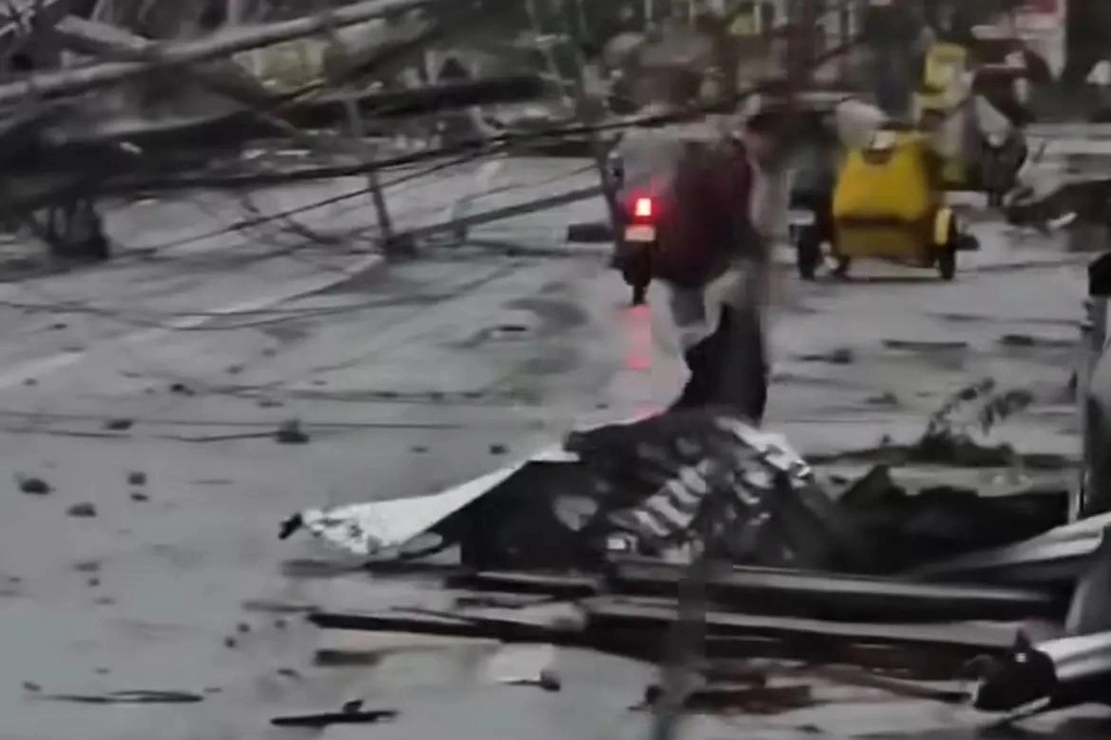 Bão Bualoi càn quét Philippines: Nhiều nhà bị tốc mái, 4 người thiệt mạng - 2 Bão Bualoi càn quét Philippines: Nhiều nhà bị tốc mái, 4 người thiệt mạng - 2