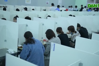 Lập buồng khử khuẩn, dựng vách ngăn bàn ăn cho công nhân phòng Covid-19