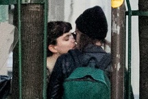 Sao Chạng vạng hôn bạn gái đồng tính trên phố