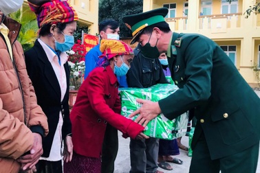 Tết sớm với người dân khó khăn vùng biên giới