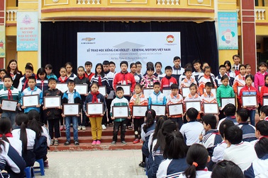 GM Việt Nam trao học bổng cho 50 học sinh nghèo