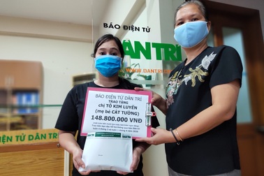 Bạn đọc Dân trí giúp đỡ bé gái ung thư hơn 148 triệu đồng
