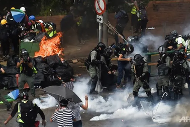 Lãnh đạo Hong Kong kêu gọi người biểu tình "đầu hàng"