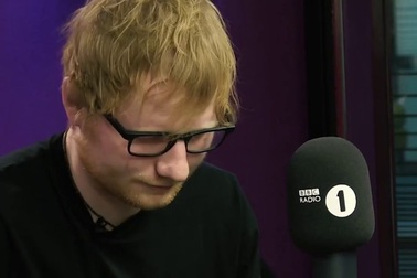 Ed Sheeran hát live cuốn hút