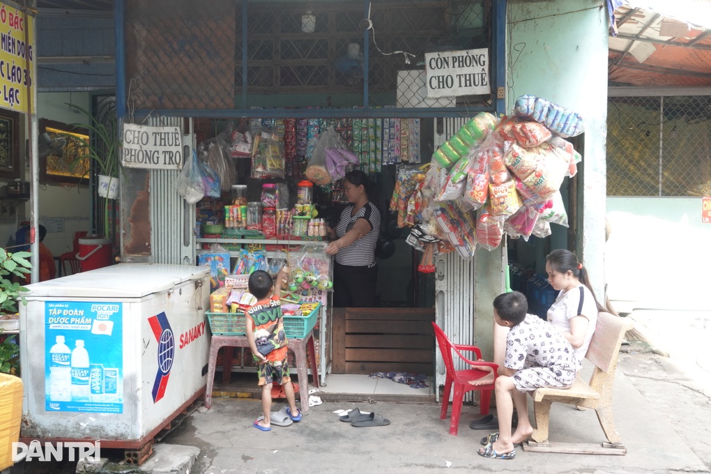 Công nhân chật vật đóng học phí đầu năm cho con: Có sách, đành cắt sữa! - 2