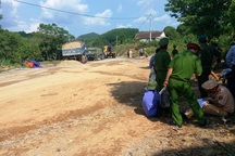 Ngăn bố mẹ phản đối thi công đường, cô gái trẻ bị xe ben cán tử vong