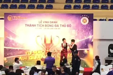 Ngọc Sơn song ca cùng con trai "Bầu" Hiển