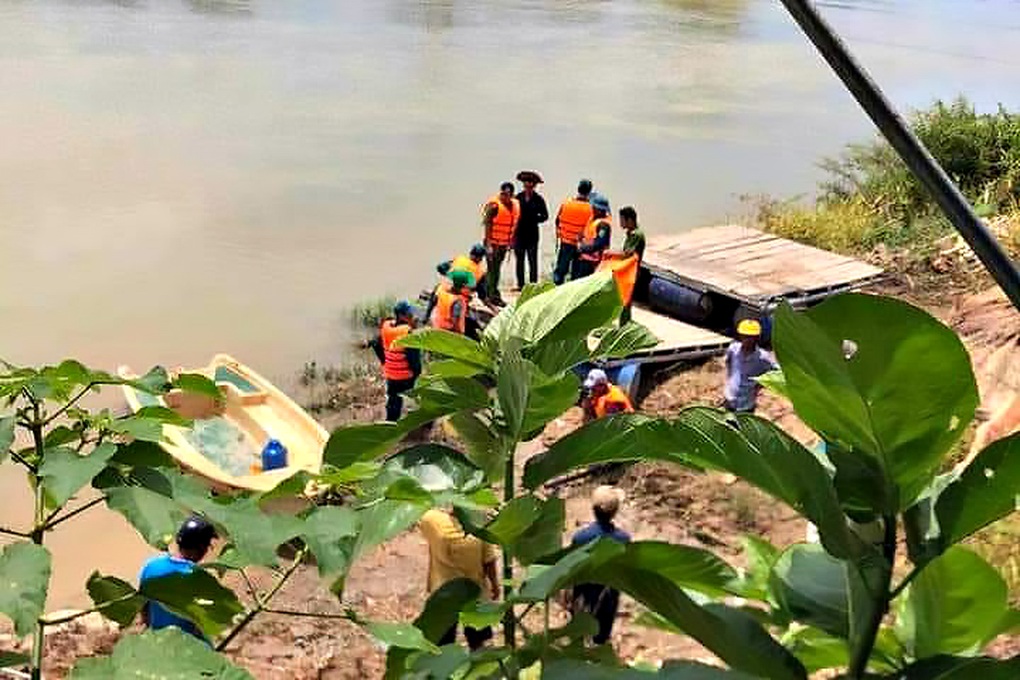 Lật thuyền trên sông, 2 người mất tích - 1 Lật thuyền trên sông, 2 người mất tích - 1