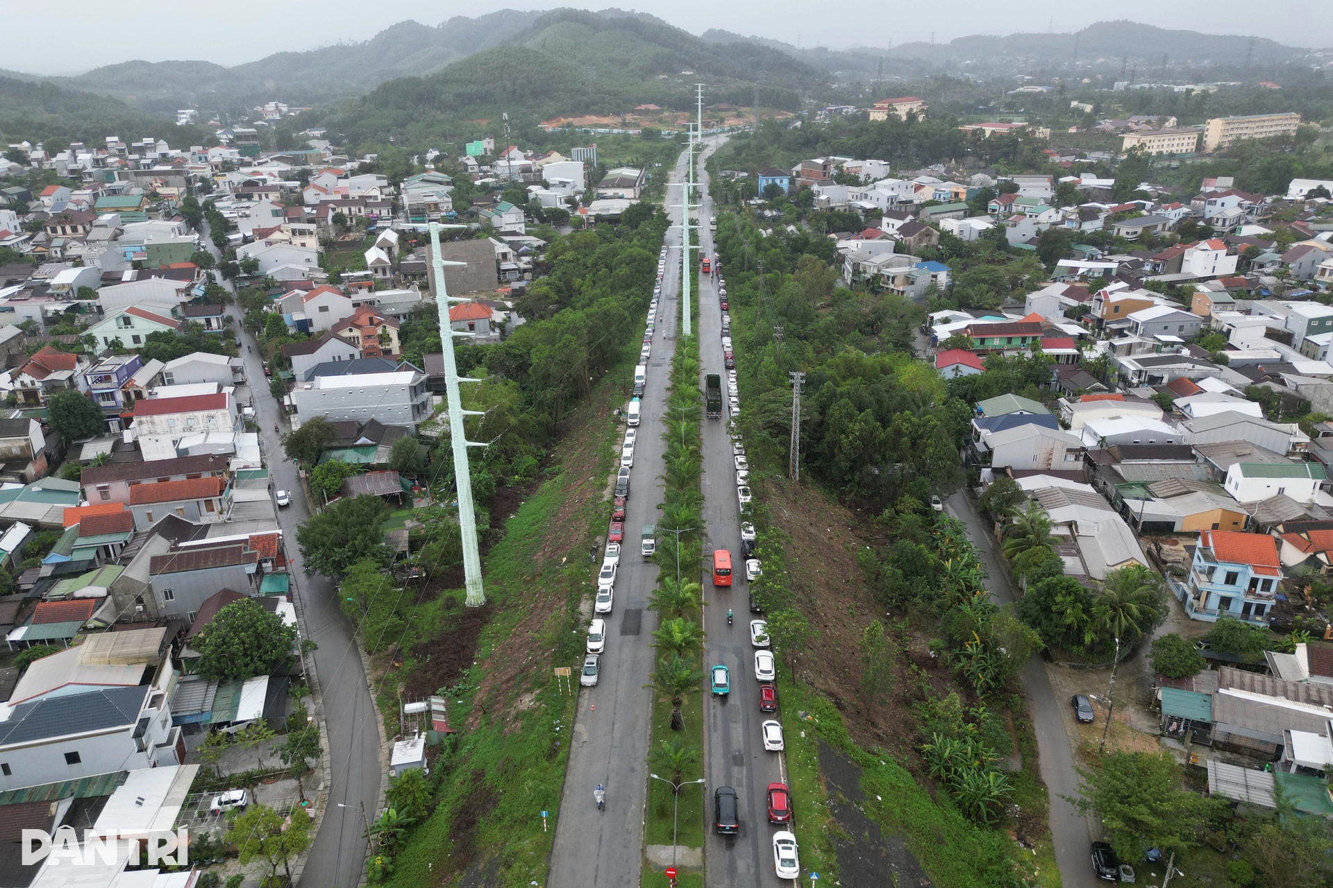 Người Huế hối hả đưa ô tô chạy lụt lần thứ 4, có chủ xe bị lập biên bản - 8 Người Huế hối hả đưa ô tô chạy lụt lần thứ 4, có chủ xe bị lập biên bản - 8