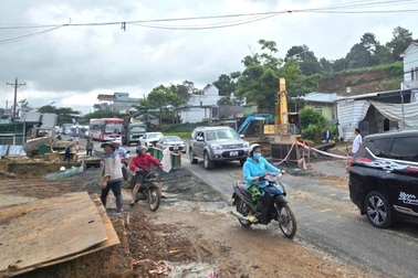 Tạm dừng thi công cống ngang để giải quyết ùn tắc tuyến Đà Lạt về TPHCM