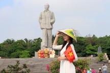 Người dân đổ về quảng trường Hồ Chí Minh lưu lại hình ảnh ngày lễ 30/4