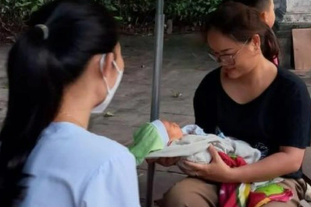 Bé gái sơ sinh bị bỏ lại cổng đền lúc rạng sáng cùng một triệu đồng - 2