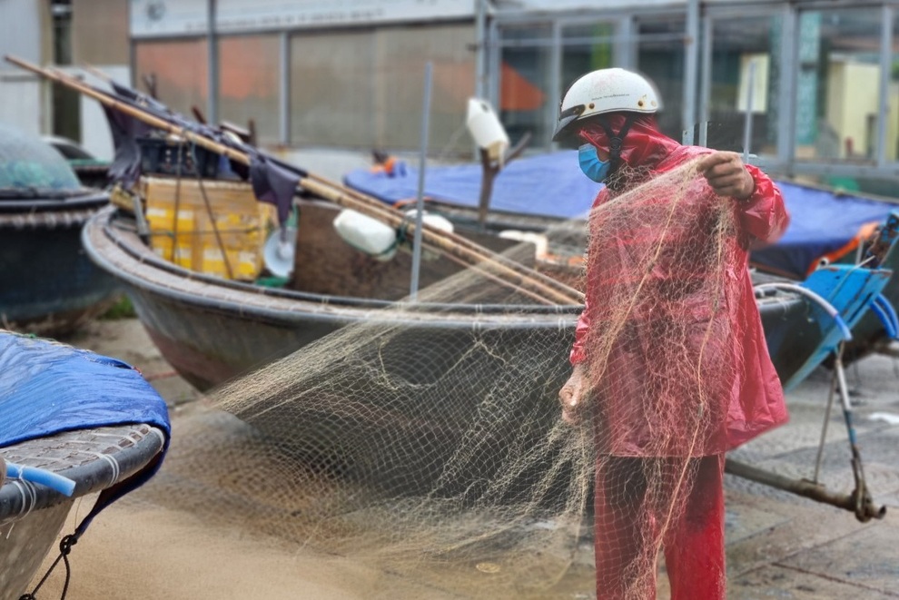 Ngư dân cấp tập đưa tàu thuyền lên bờ tránh bão số 6 - 4 Ngư dân cấp tập đưa tàu thuyền lên bờ tránh bão số 6 - 4