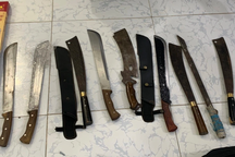 Mâu thuẫn trên mạng, hàng chục học sinh mang theo hung khí đi hỗn chiến