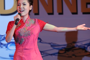 Ca sỹ Phương Linh “đọ” đấu giá với đại gia