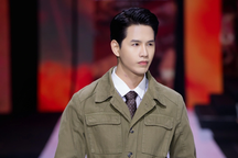 Nam vương Hòa bình Minh Kha lịch lãm tái xuất tại tuần lễ thời trang