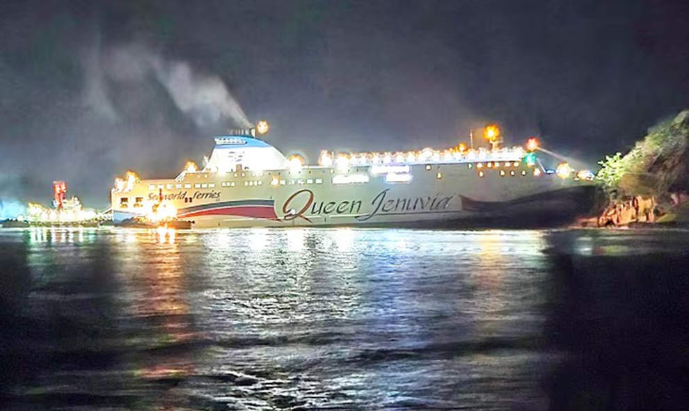 Người lái mải xem điện thoại, phà chở 246 hành khách bị mắc cạn ở đảo hoang - 1