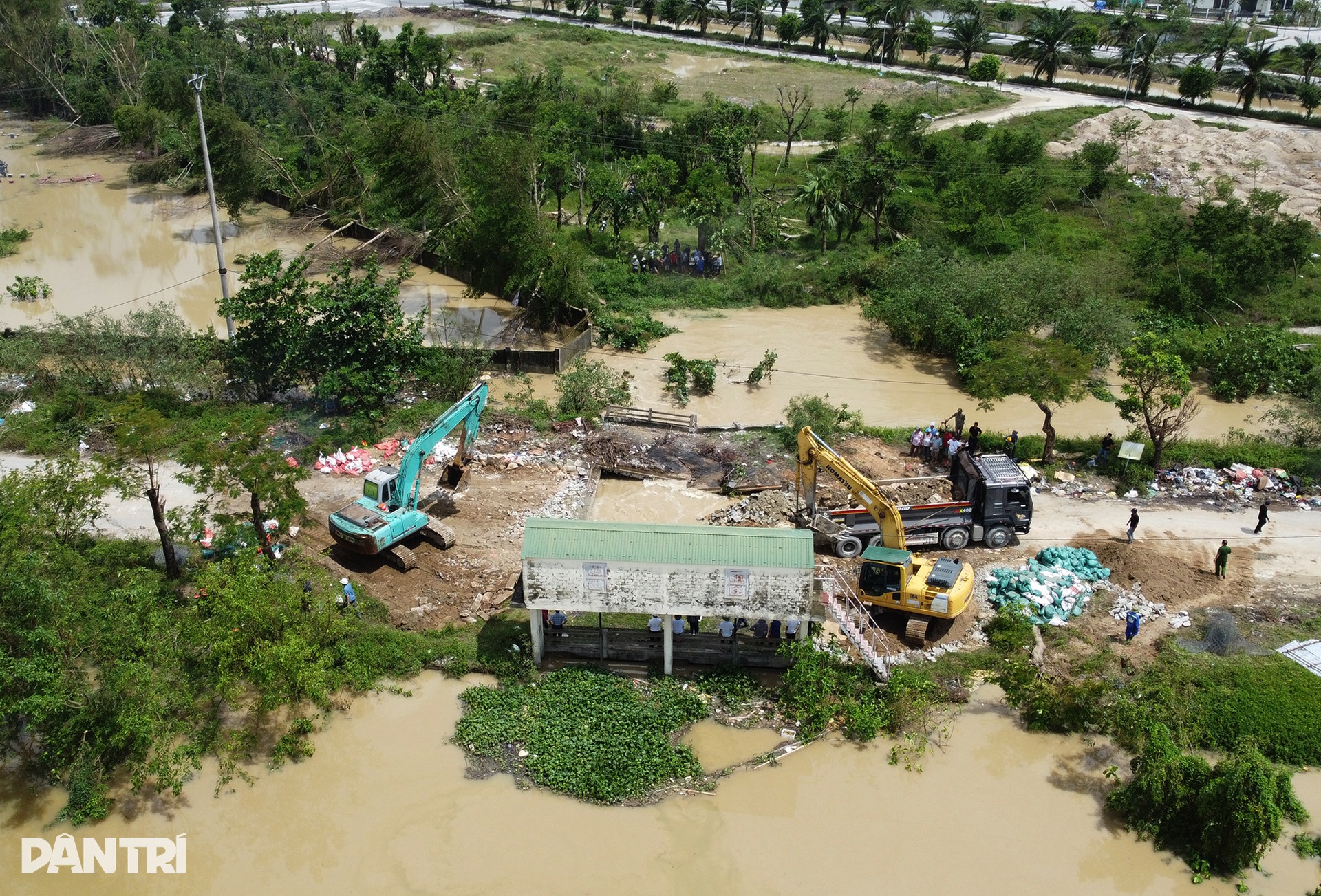 Đê sông Vinh liên tiếp bị sự cố, lực lượng chức năng căng sức vá đường - 1