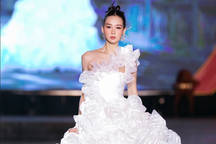 Hoa hậu Lê Nguyễn Bảo Ngọc diện váy tạo từ hơn 100m vải