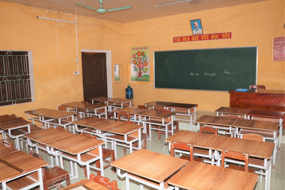 Trường “chờ sập” phải chuyển, phụ huynh vẫn mong con ở lại học lớp ẩm thấp - 8 Trường “chờ sập” phải chuyển, phụ huynh vẫn mong con ở lại học lớp ẩm thấp - 8