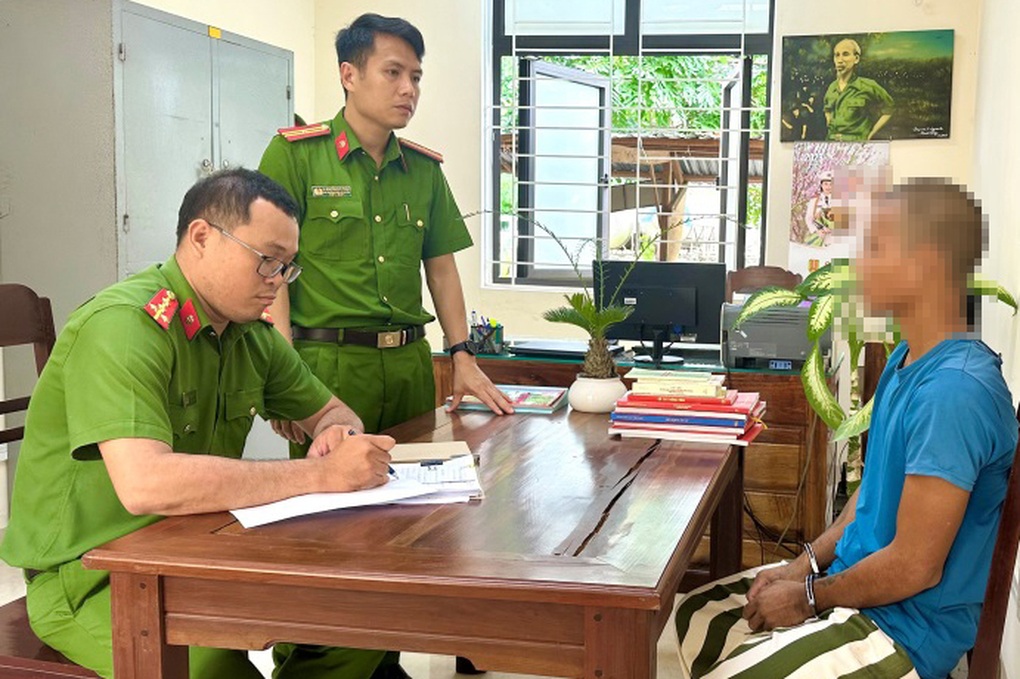Bắt khẩn cấp thanh niên hiếp dâm cháu gái 13 tuổi - 1 Bắt khẩn cấp thanh niên hiếp dâm cháu gái 13 tuổi - 1