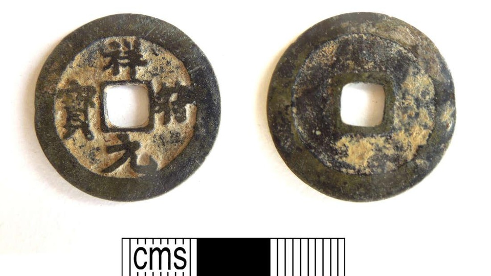 Khai quật đồng xu Trung Quốc thời Trung cổ ở… Vương quốc Anh - 1 Khai quật đồng xu Trung Quốc thời Trung cổ ở… Vương quốc Anh - 1
