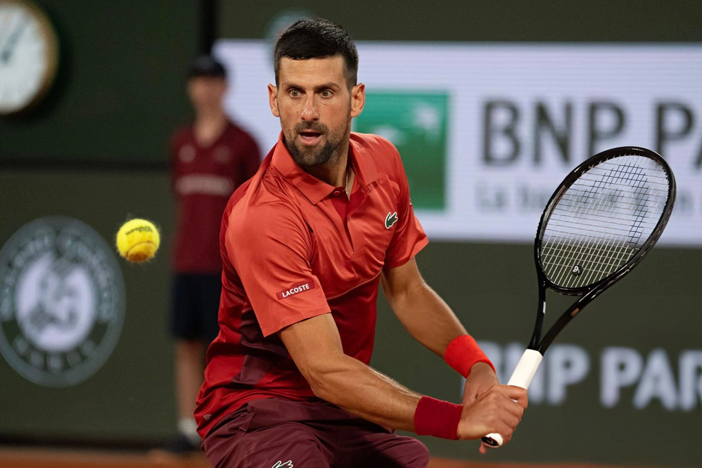 Djokovic vượt qua thử thách khó khăn tại Roland Garros - 1