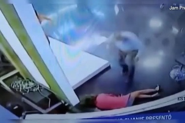 Người dẫn bản tin truyền hình bị ngất khi đang lên sóng