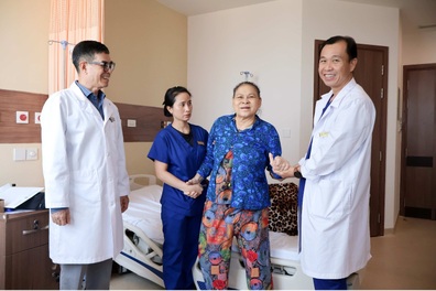 Vinmec thay khớp toàn phần cho bệnh nhân 78 tuổi bị hoại tử chỏm